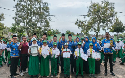 Jelang ASAS, MIN 2 Sumenep Gelar Upacara Rutin Sekaligus Apresiasi Prestasi Siswa